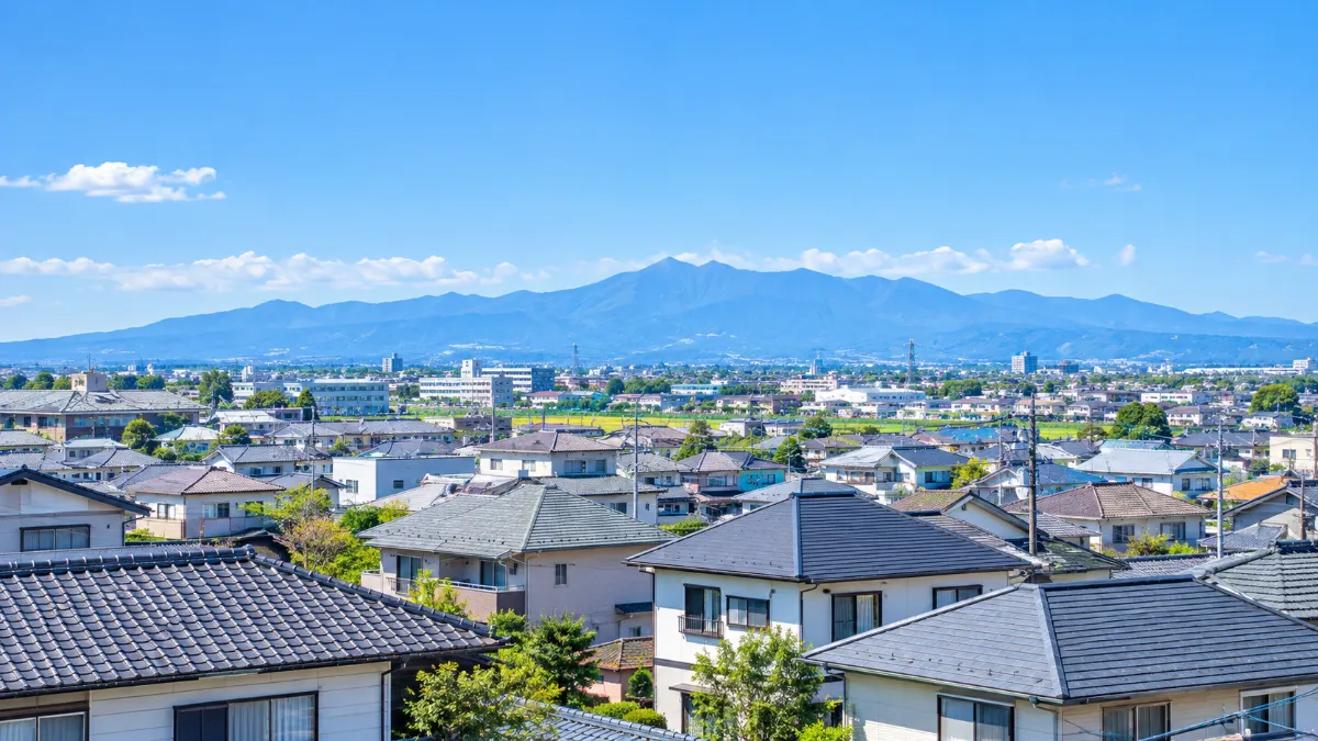 伊勢崎市の住宅街と赤城山のイメージ