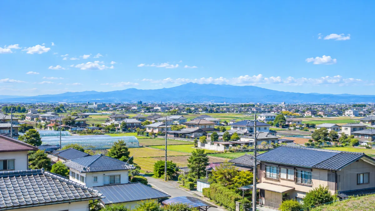 玉村町の住宅街と赤城山のイメージ